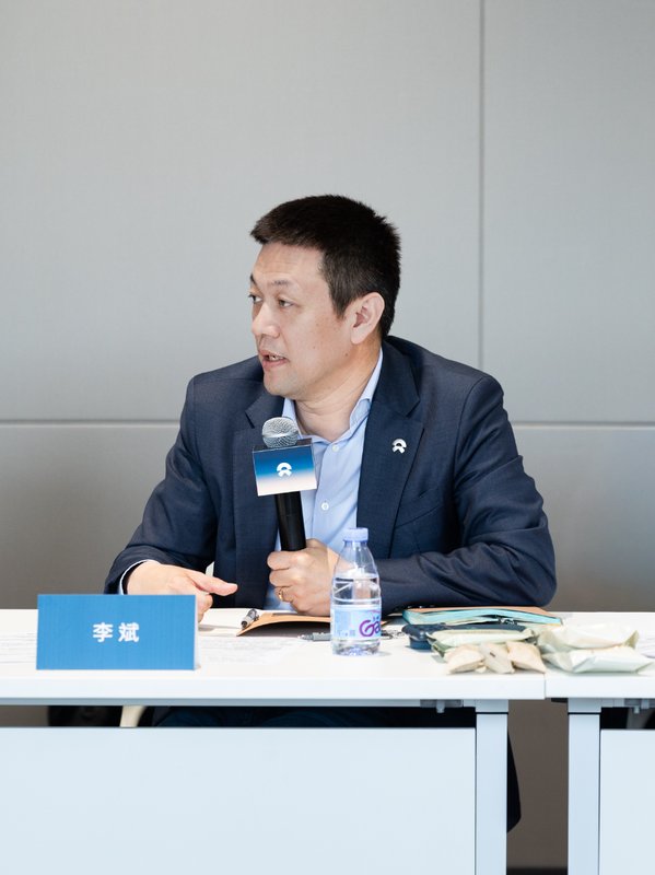 蔚来实现季度盈利，李斌获长期激励；未来路径强调稳健前行。